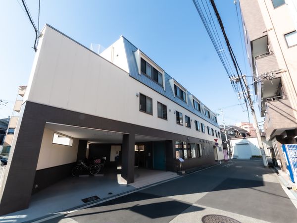 明るい施設の外観