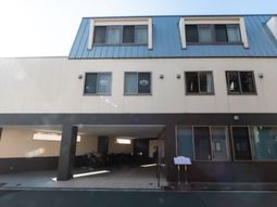 明るい日差しのエントランス