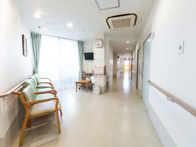 明るい病院の廊下 廊下 明るく広々とした廊下は手すり付きで、安全にご移動いただける作りになっています。休憩スペースにはテレビも備えており、ひとときをお過ごしいただけます。
