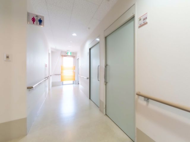 清潔な廊下と部屋の扉 廊下 手すりが設けられた廊下はバリアフリーに配慮されており、幅広いドアは出入りを容易にしています。