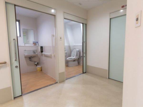 清潔なトイレと洗面台
