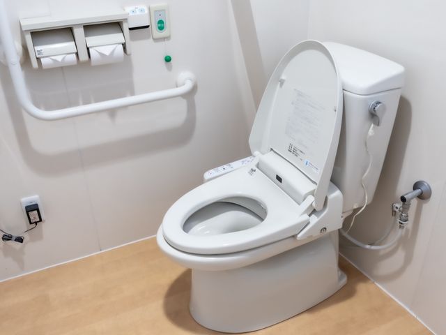 バリアフリー設計のトイレ トイレ サポートを必要とする方も安心して使える手すり付きの清潔なトイレです。利便性を考慮した設計で、快適にお過ごしいただけます。