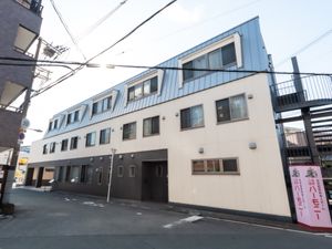 明るい外観の建物
