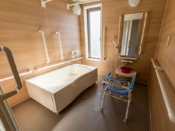 バリアフリー設計の浴室