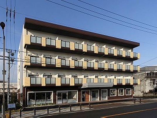 3階建ての外観  