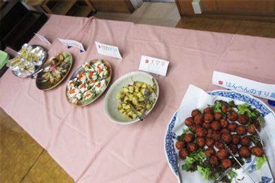 料理が並ぶテーブル