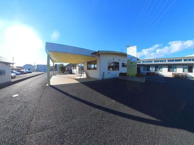 明るい外観のエントランス