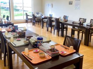 自然光が入る明るい食堂
