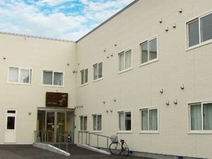 白い壁の建物外観