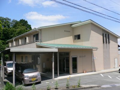 明るい外観の建物入口