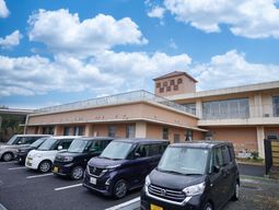 明るい空の配色建物