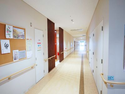 明るい廊下と掲示物