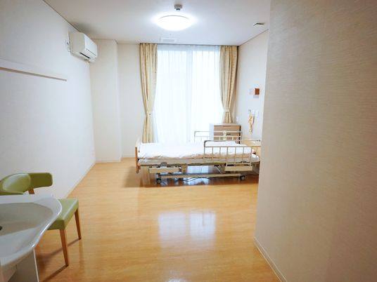明るい広々とした居室