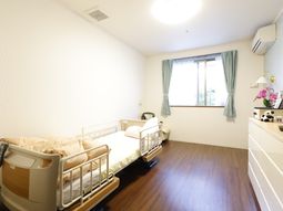 明るい居室の様子