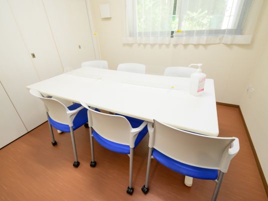 清潔なダイニングテーブル