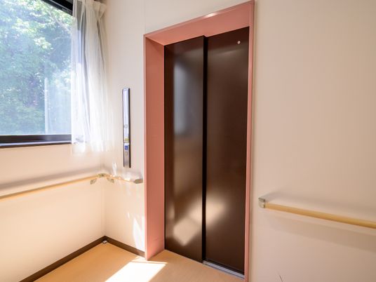 明るいエレベーター