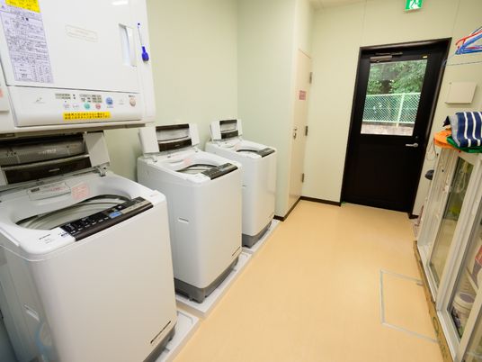 洗濯機並ぶ洗濯室