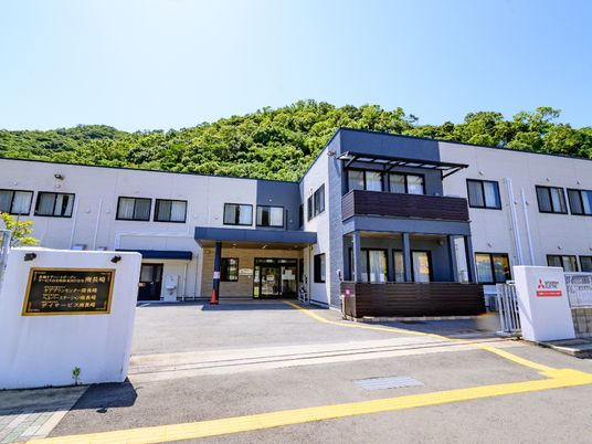 明るい日差しの施設外観