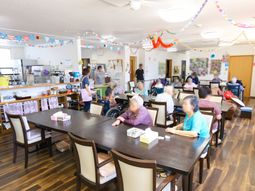 明るい食堂の様子