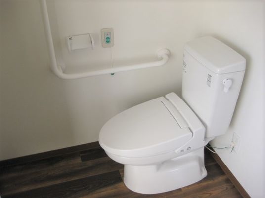バリアフリー設計のトイレ