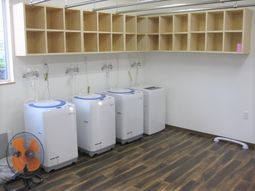 洗濯機と棚のある部屋