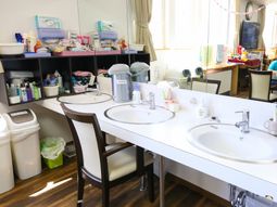 明るい洗面台の風景