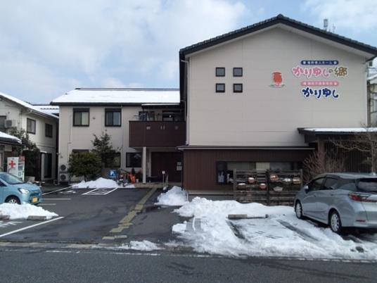 雪のある施設外観  