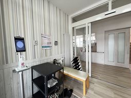 明るいエントランスの出入口  