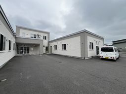 施設の外観と駐車場  