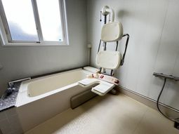 入浴用チェアのある浴室  