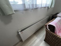 窓辺の暖房器具と椅子の居室  