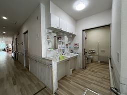 洗面台とトイレのある廊下  