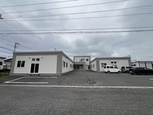 建物外観と駐車場の外観  