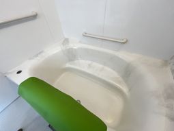 手すり付き浴槽の浴室  