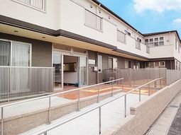 エントランスと外観の合景