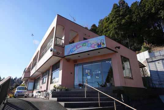 緑豊かな施設外観