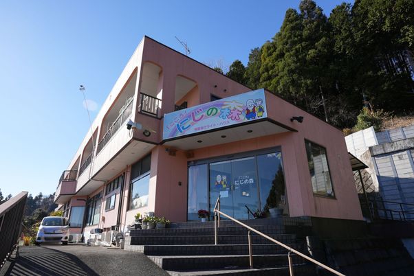 緑豊かな施設外観