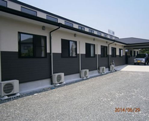 広々とした建物外観