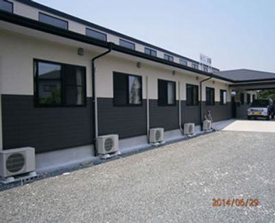 広々とした建物外観