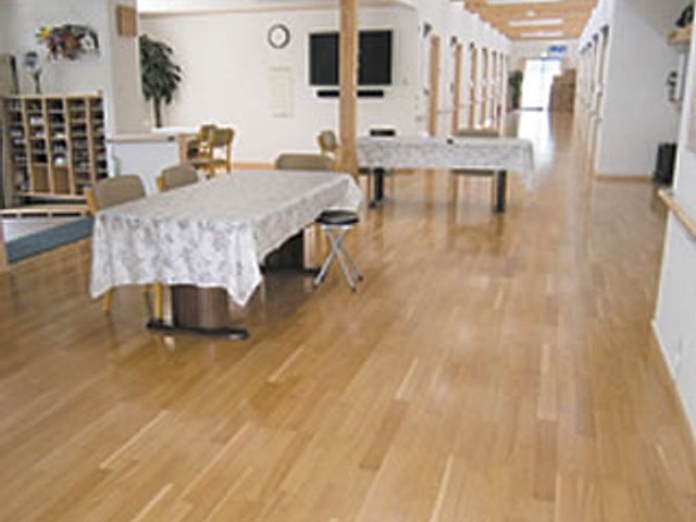 広々とした廊下 廊下 広々とした木の床が心地よい廊下です。明るい空間で、移動も快適にできます。