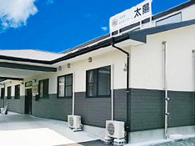 建物の外観 外観 青空の下に広がる近代的な建物です。日当たりが良く、爽やかな雰囲気を感じられます。