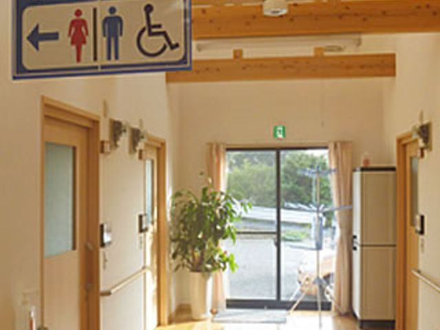 清潔で明るい廊下 廊下 自然光が差し込む明るい廊下です。清掃が行き届いており、心地良く働く環境が整っています。