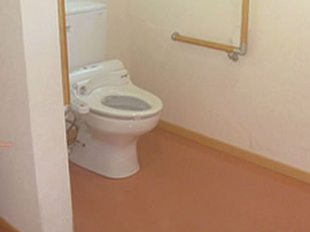バリアフリーのトイレ トイレ 広々としたバリアフリー設計のトイレです。手すりが設置され、安全に配慮されています。