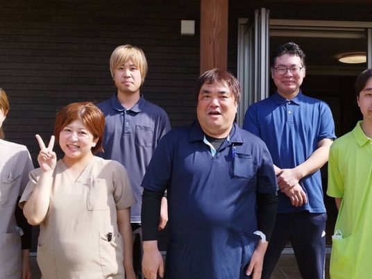 笑顔のスタッフ集合  