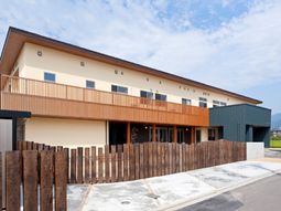 明るい外観の建物