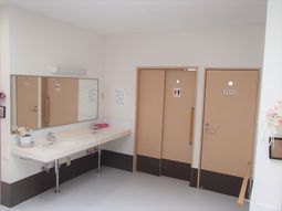 清潔な洗面所とトイレ扉