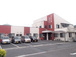 赤い屋根の広々施設外観