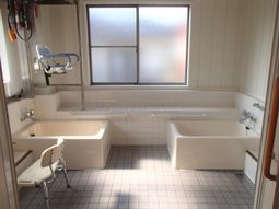 明るい浴室設備