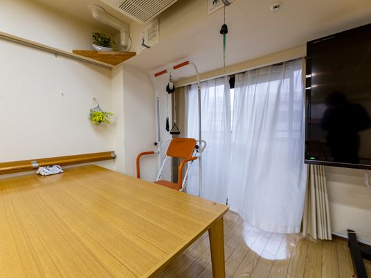 明るい居室の一角