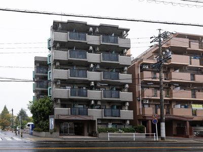 多階層の建物正面